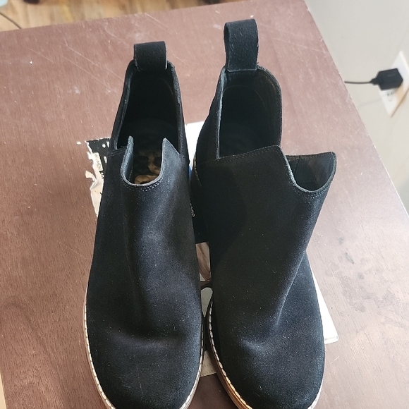 Hush Puppies Black Ankle Boots Sleek Design - Picture 1 of 10